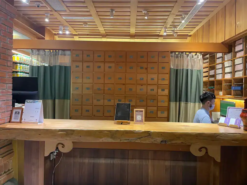 康禾中醫櫃台與整面實木的藥櫃