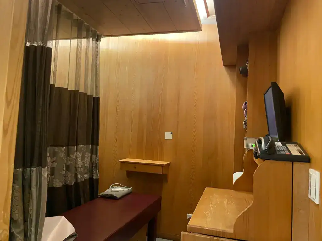 康禾中醫治療間都是實木裝潢很溫暖安心